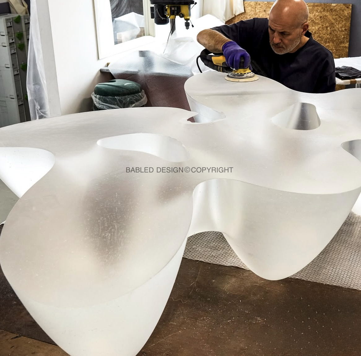 Mani al lavoro su plexiglas